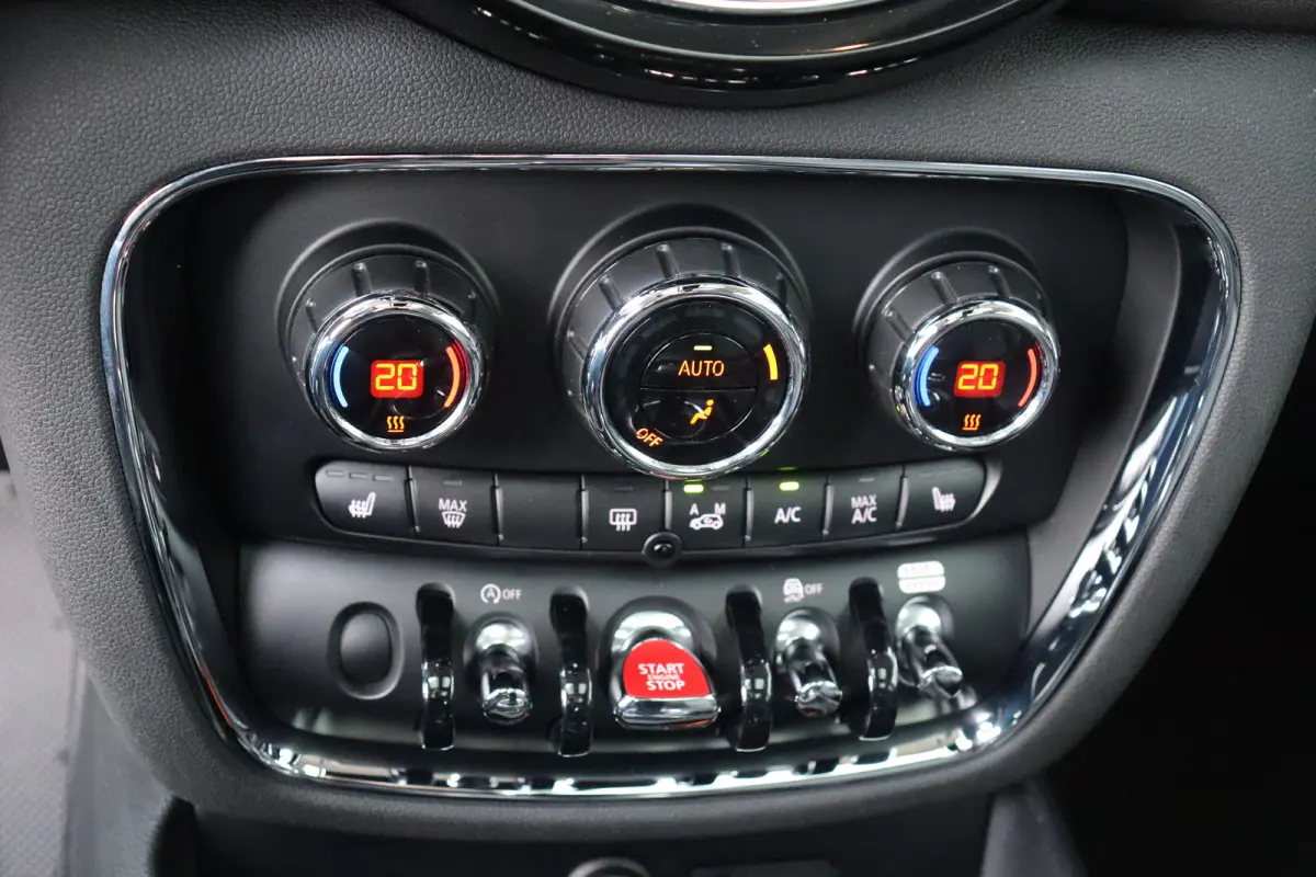 2.0 COOPER S 192PK JOHN COOPER WORKS AUTOMAAT / NAVI / LEDER / CLIMA / LED / PDC / 18" LMV / CAMERA / KEYLESS / PANO. DAK / WINTERPAKKET / UNIEK !!