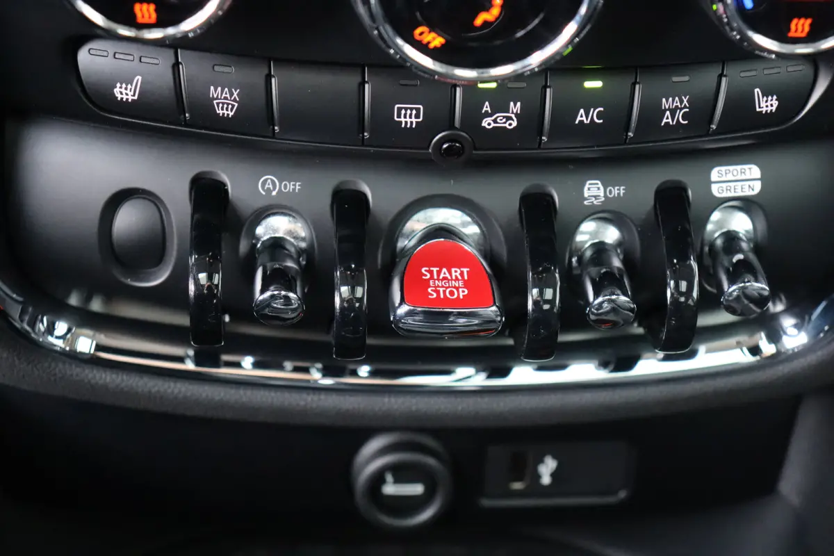 2.0 COOPER S 192PK JOHN COOPER WORKS AUTOMAAT / NAVI / LEDER / CLIMA / LED / PDC / 18" LMV / CAMERA / KEYLESS / PANO. DAK / WINTERPAKKET / UNIEK !!