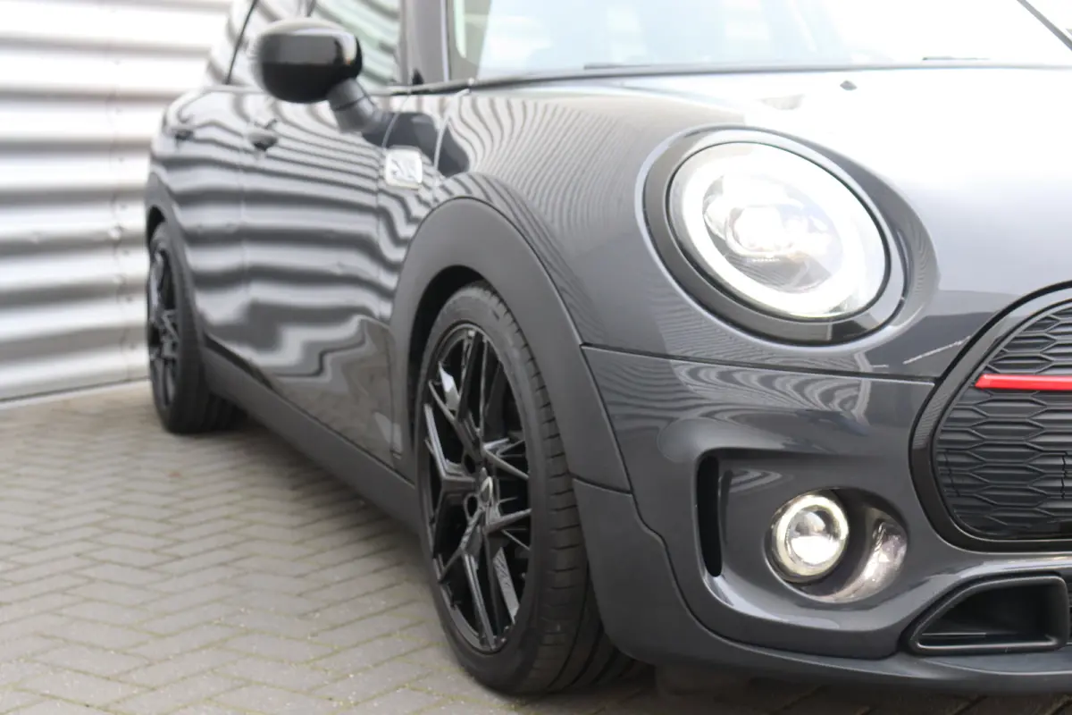 2.0 COOPER S 192PK JOHN COOPER WORKS AUTOMAAT / NAVI / LEDER / CLIMA / LED / PDC / 18" LMV / CAMERA / KEYLESS / PANO. DAK / WINTERPAKKET / UNIEK !!