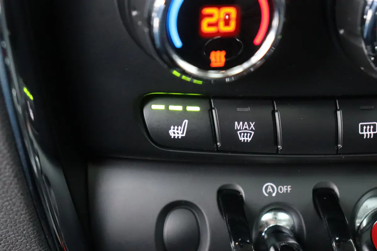 2.0 COOPER S 192PK JOHN COOPER WORKS AUTOMAAT / NAVI / LEDER / CLIMA / LED / PDC / 18" LMV / CAMERA / KEYLESS / PANO. DAK / WINTERPAKKET / UNIEK !!