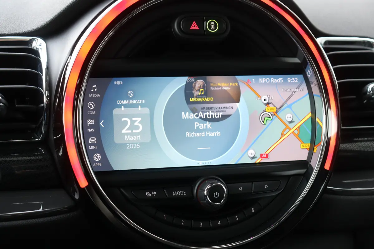 2.0 COOPER S 192PK JOHN COOPER WORKS AUTOMAAT / NAVI / LEDER / CLIMA / LED / PDC / 18" LMV / CAMERA / KEYLESS / PANO. DAK / WINTERPAKKET / UNIEK !!