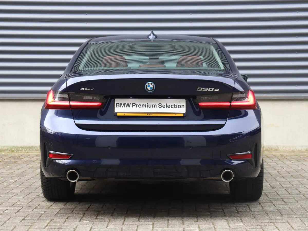 330e xDrive | High Executive | Sportstoelen | Verwarmbare Voorstoelen | Hi-Fi | Adaptive LED | Parkeersensoren | Climate Control 2-Zone | SOH 92% | 17'' LMV