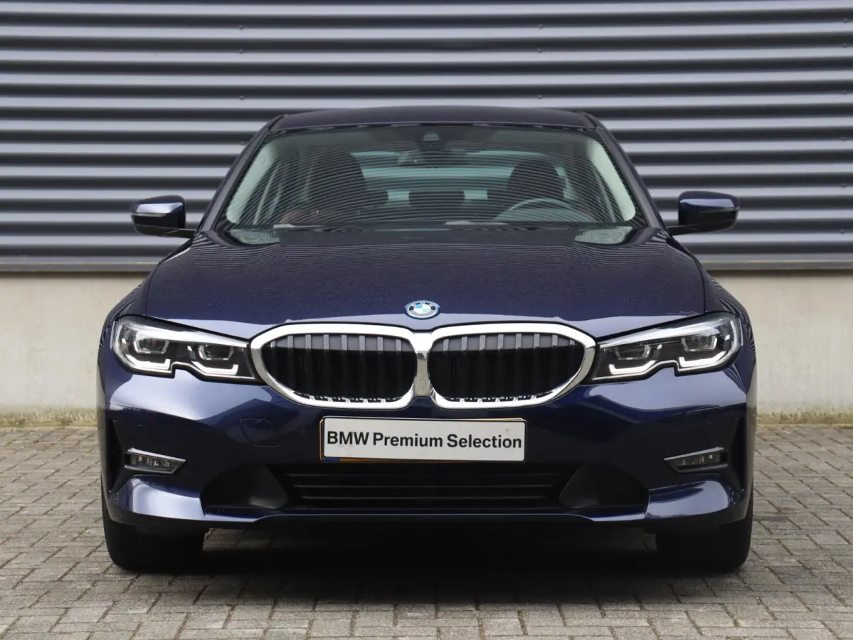 330e xDrive | High Executive | Sportstoelen | Verwarmbare Voorstoelen | Hi-Fi | Adaptive LED | Parkeersensoren | Climate Control 2-Zone | SOH 92% | 17'' LMV