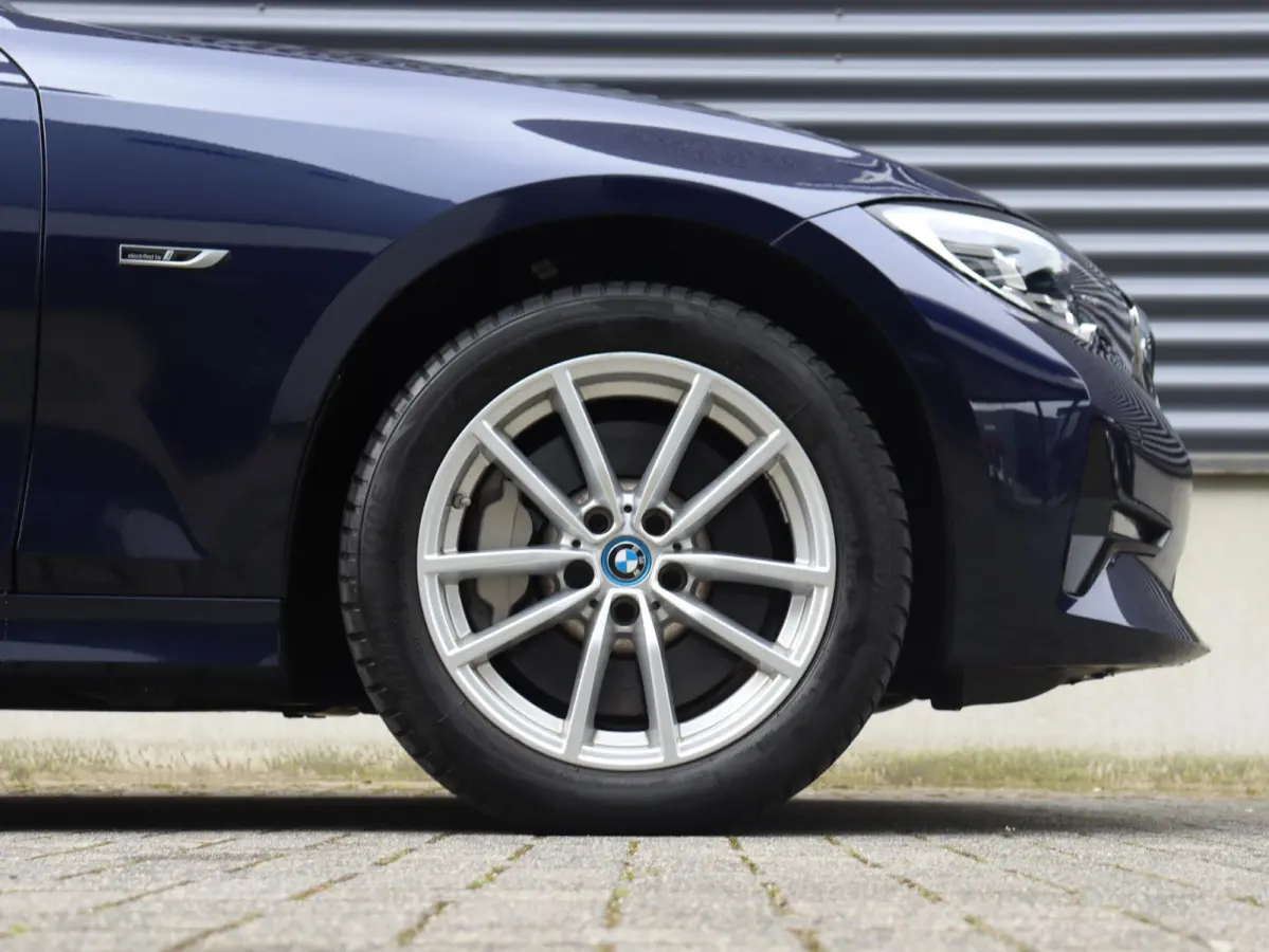 330e xDrive | High Executive | Sportstoelen | Verwarmbare Voorstoelen | Hi-Fi | Adaptive LED | Parkeersensoren | Climate Control 2-Zone | SOH 92% | 17'' LMV