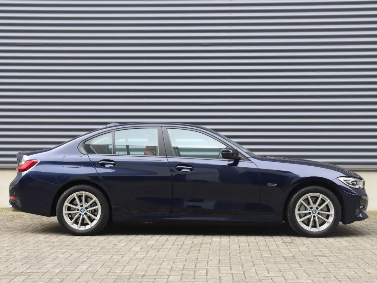 330e xDrive | High Executive | Sportstoelen | Verwarmbare Voorstoelen | Hi-Fi | Adaptive LED | Parkeersensoren | Climate Control 2-Zone | SOH 92% | 17'' LMV