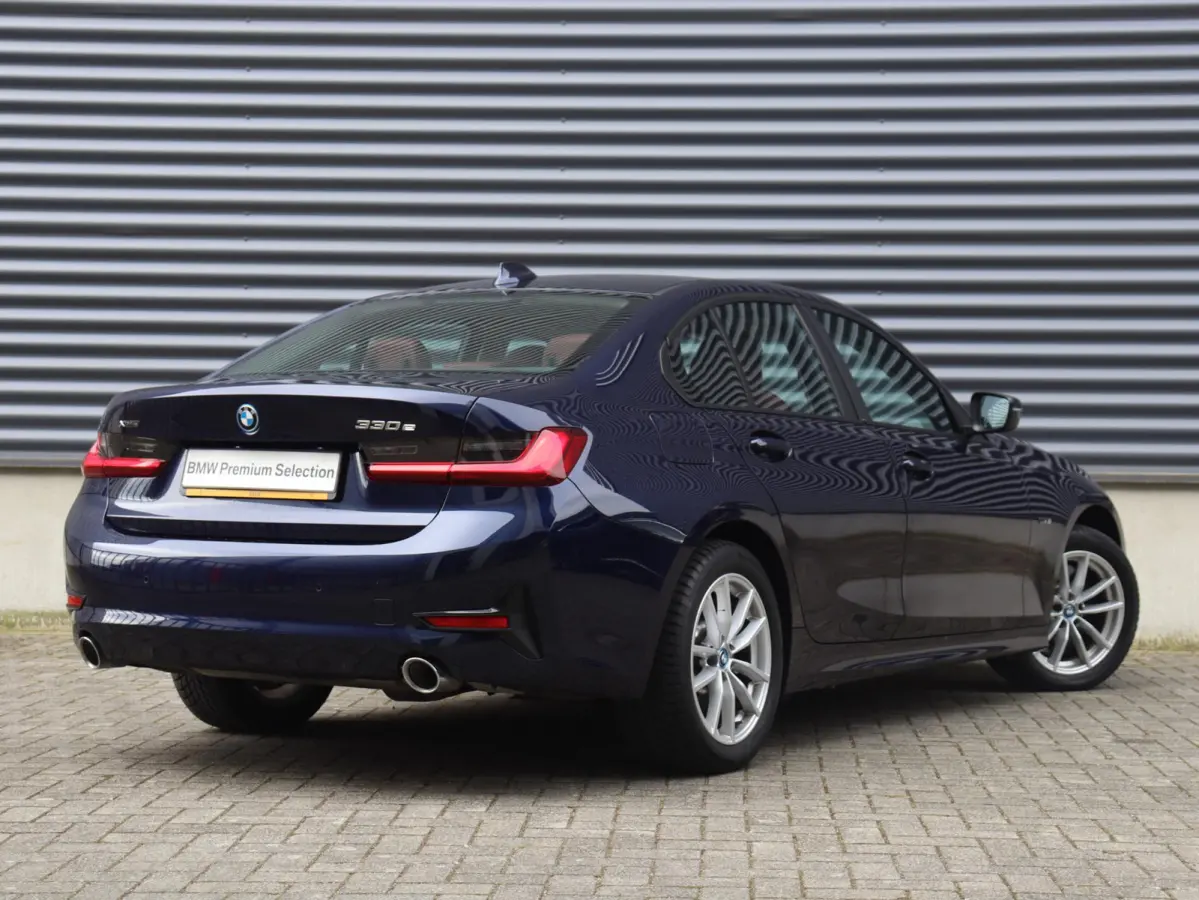 330e xDrive | High Executive | Sportstoelen | Verwarmbare Voorstoelen | Hi-Fi | Adaptive LED | Parkeersensoren | Climate Control 2-Zone | SOH 92% | 17'' LMV