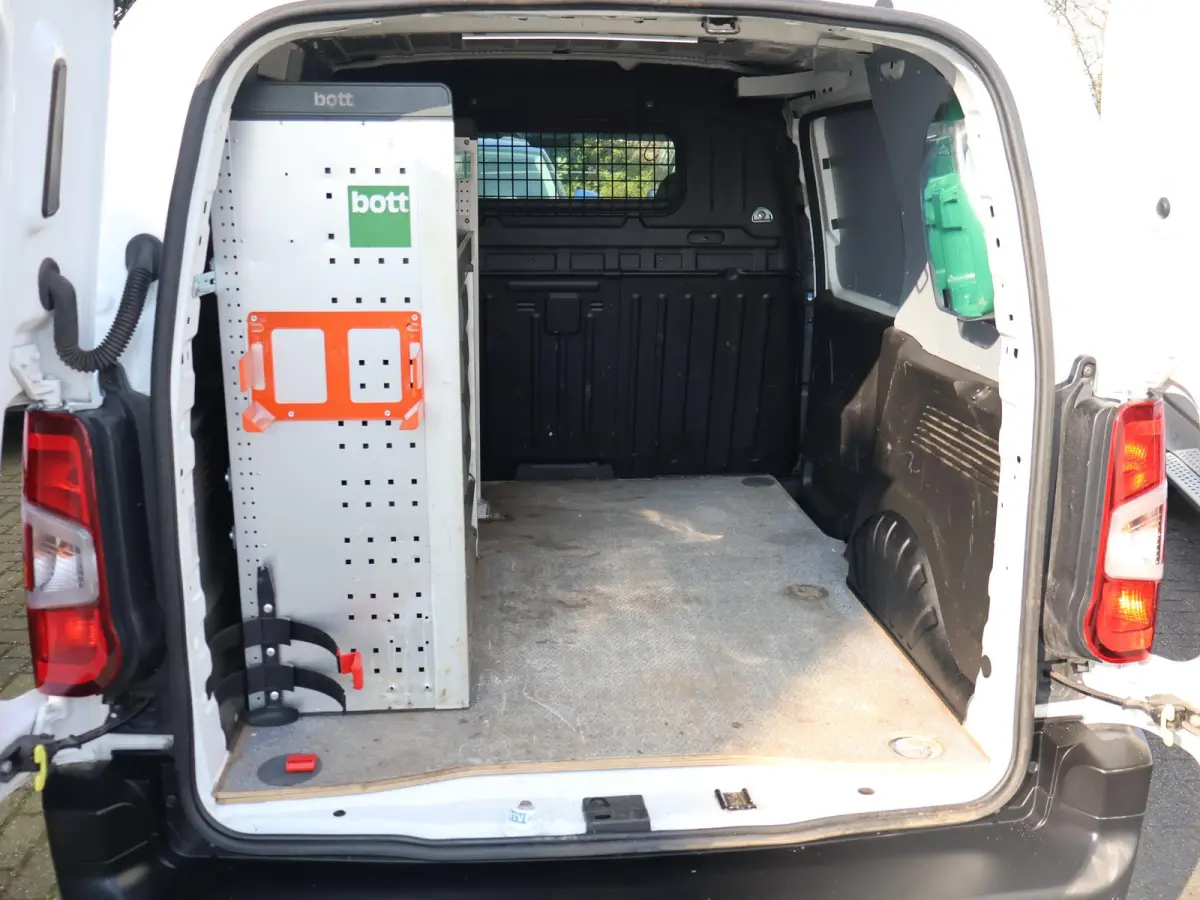 1.5 BLUEHDI 100 PK PREMIUM + BOTT KAST | 230V OMVORMER | TREKHAAK | APPLE CARPLAY