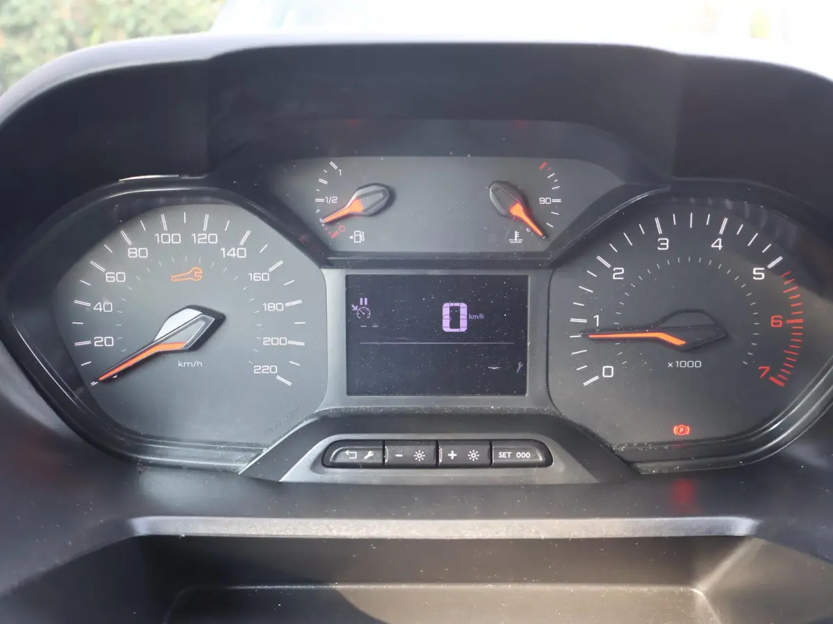 1.5 BLUEHDI 100 PK PREMIUM + BOTT KAST | 230V OMVORMER | TREKHAAK | APPLE CARPLAY
