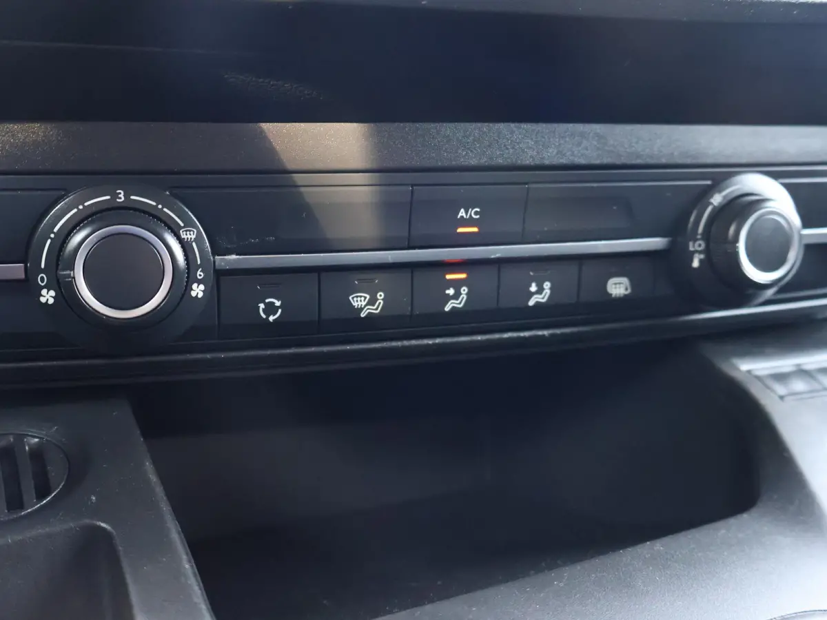 1.5 BLUEHDI 100 PK PREMIUM + BOTT KAST | 230V OMVORMER | TREKHAAK | APPLE CARPLAY