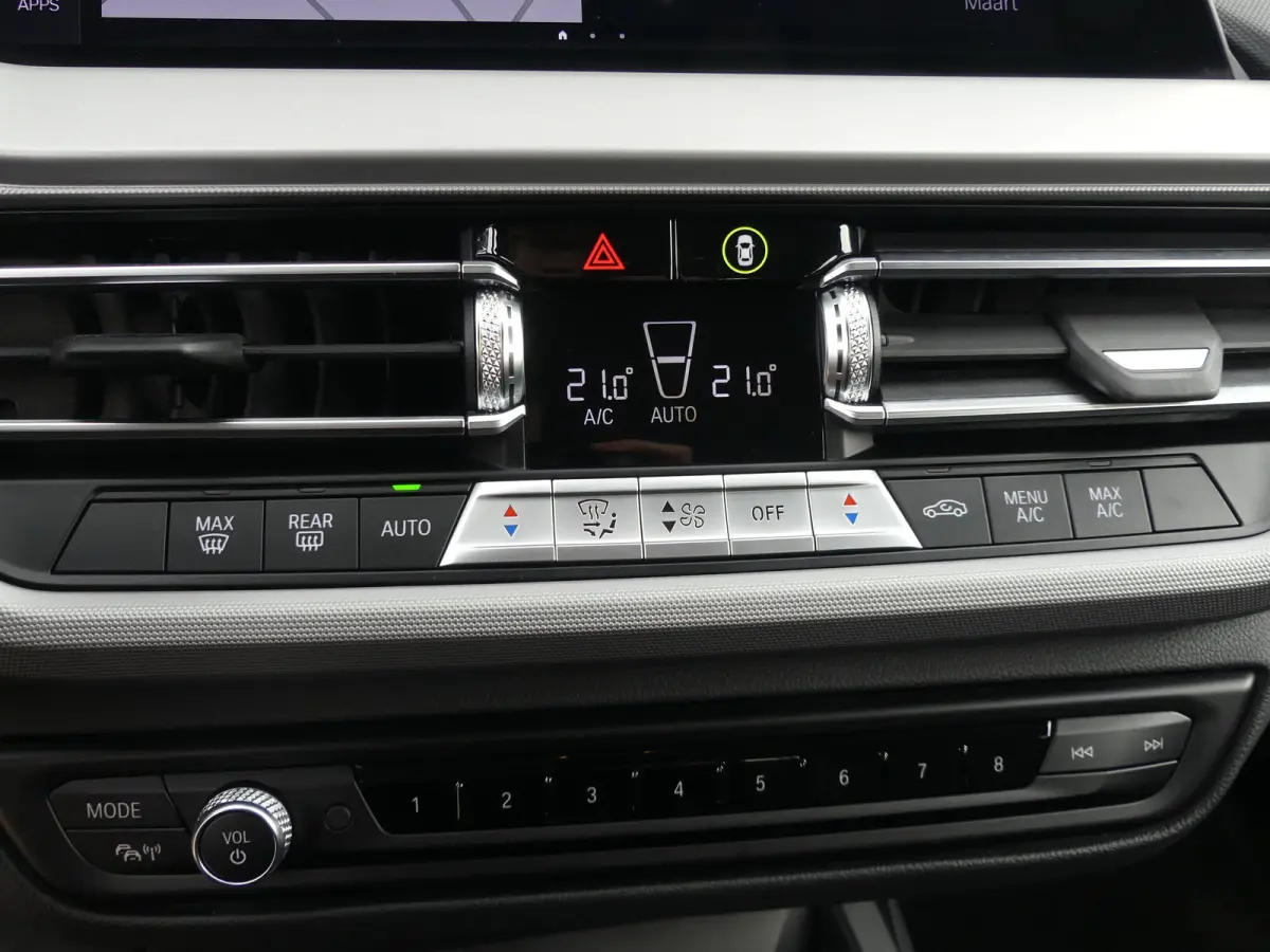 118i Business Edition | PARKEERSENSOREN V+A | APPLE CARPLAY / ANDRIOD AUTO | NAVI |