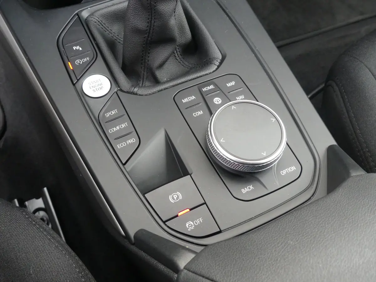 118i Business Edition | PARKEERSENSOREN V+A | APPLE CARPLAY / ANDRIOD AUTO | NAVI |