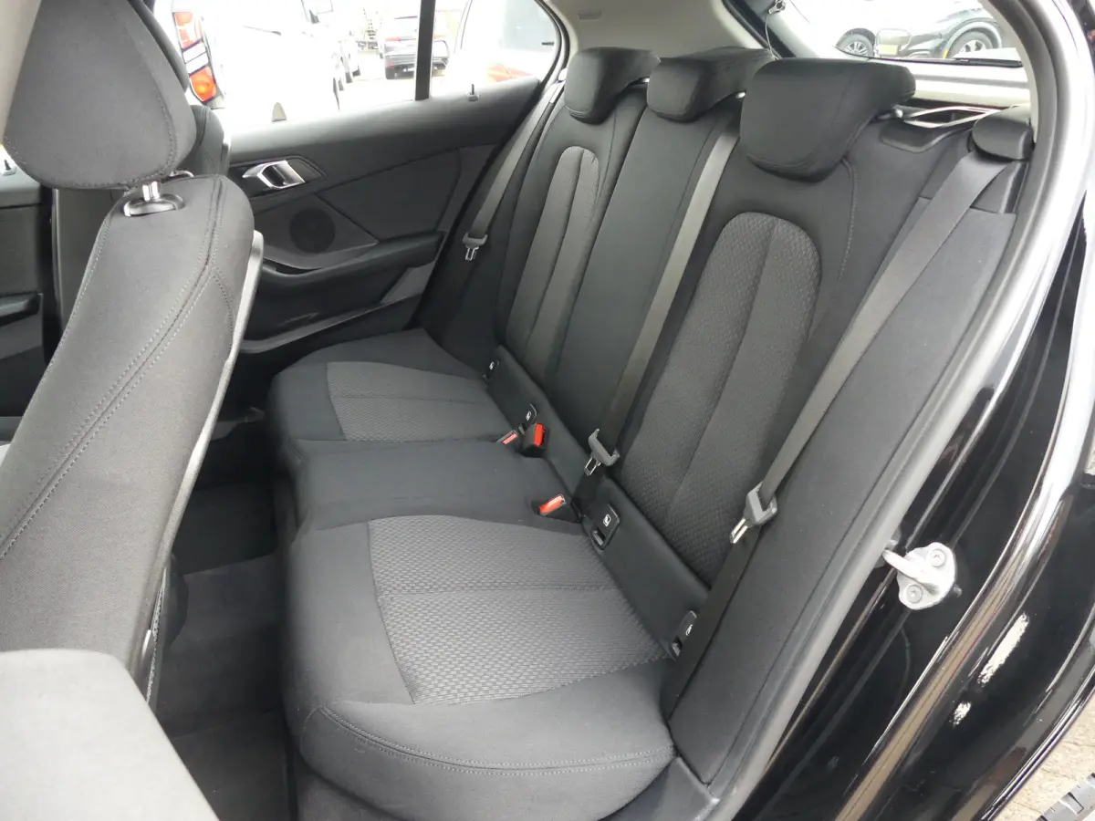 118i Business Edition | PARKEERSENSOREN V+A | APPLE CARPLAY / ANDRIOD AUTO | NAVI |