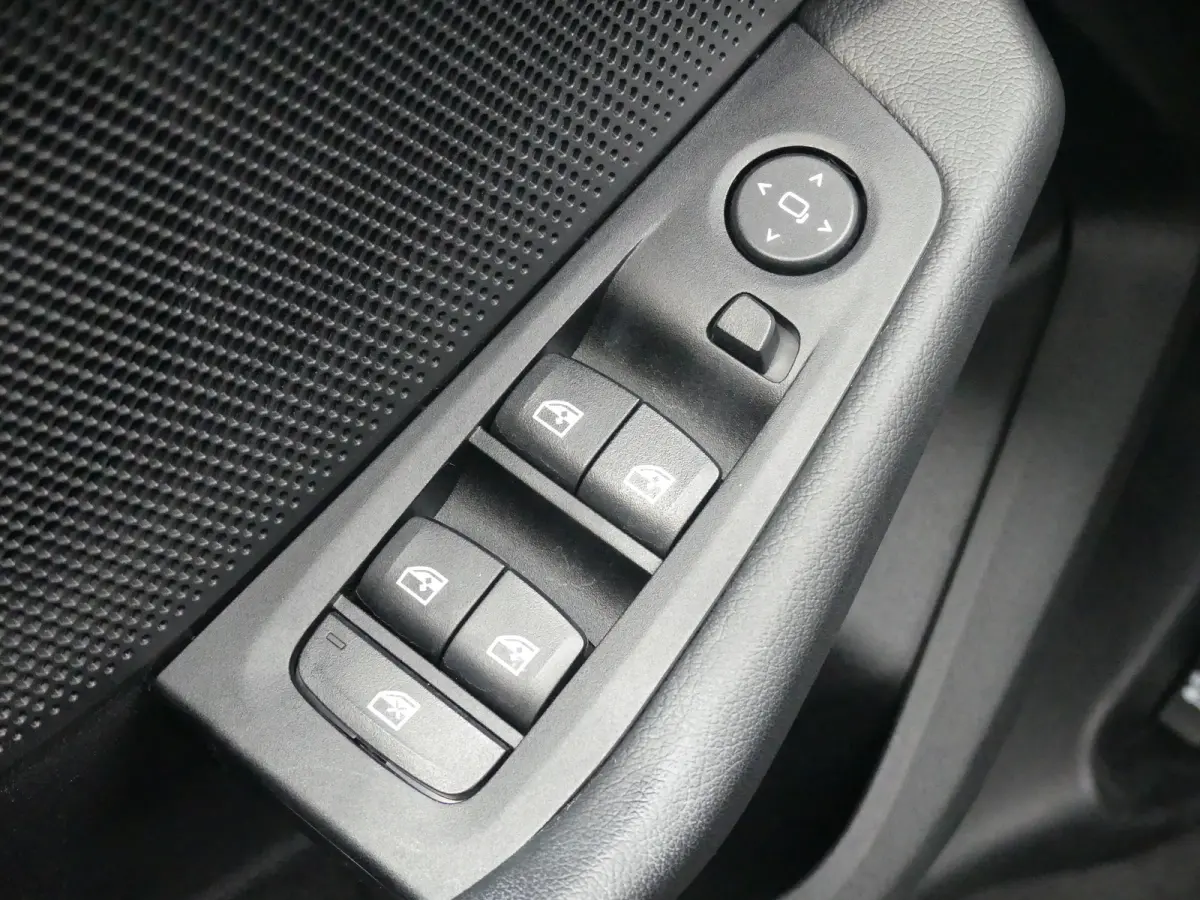 118i Business Edition | PARKEERSENSOREN V+A | APPLE CARPLAY / ANDRIOD AUTO | NAVI |