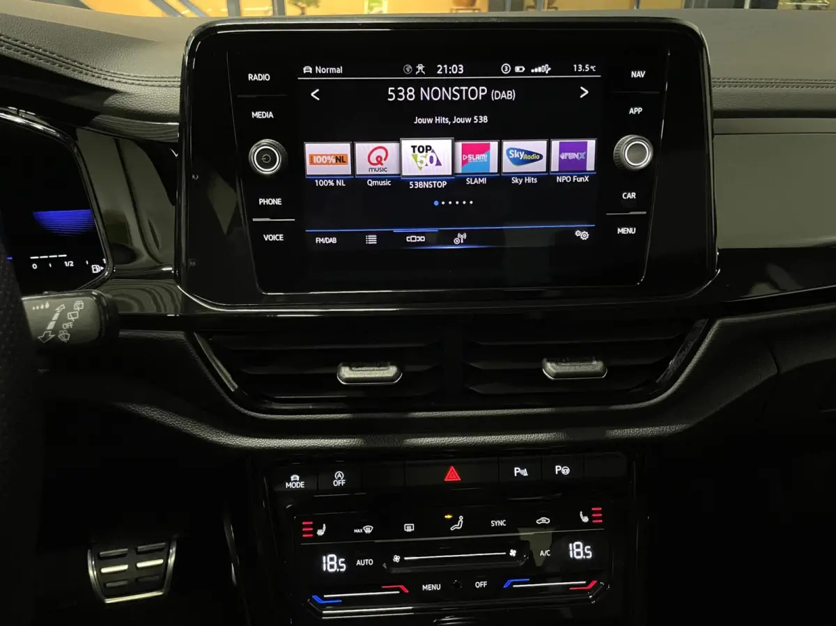 1.5 TSI R-Line Black Style/ Cam/ Pano/ Keyless/ Matrix IQ/ 18''LMV