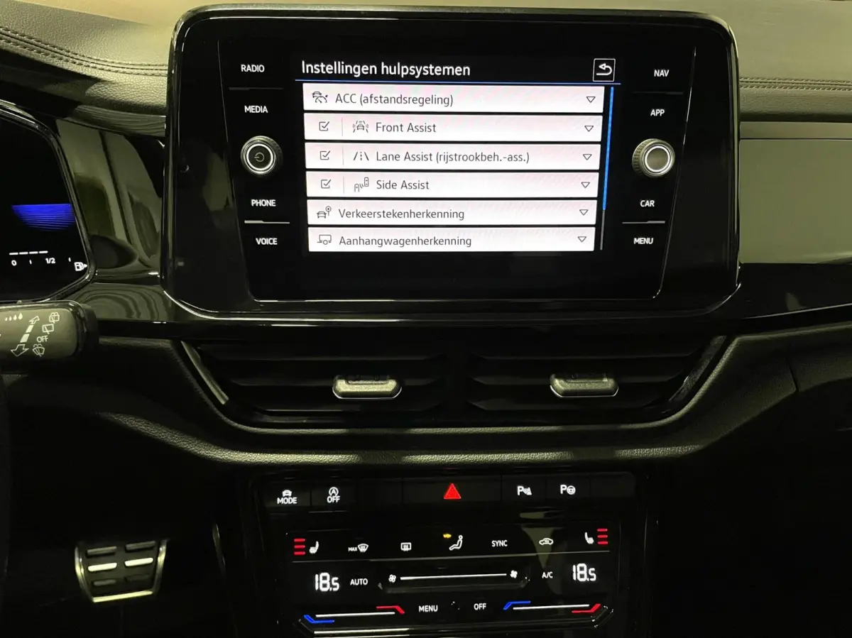 1.5 TSI R-Line Black Style/ Cam/ Pano/ Keyless/ Matrix IQ/ 18''LMV