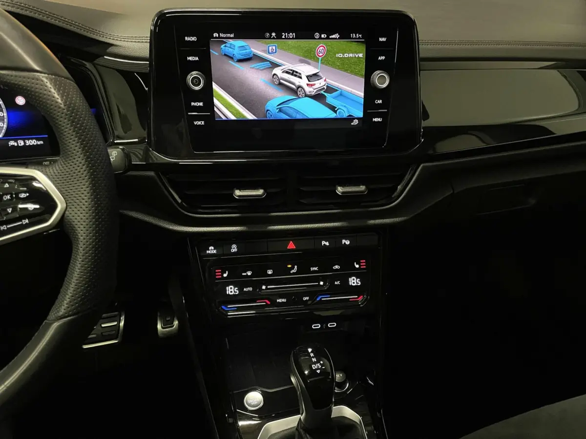 1.5 TSI R-Line Black Style/ Cam/ Pano/ Keyless/ Matrix IQ/ 18''LMV