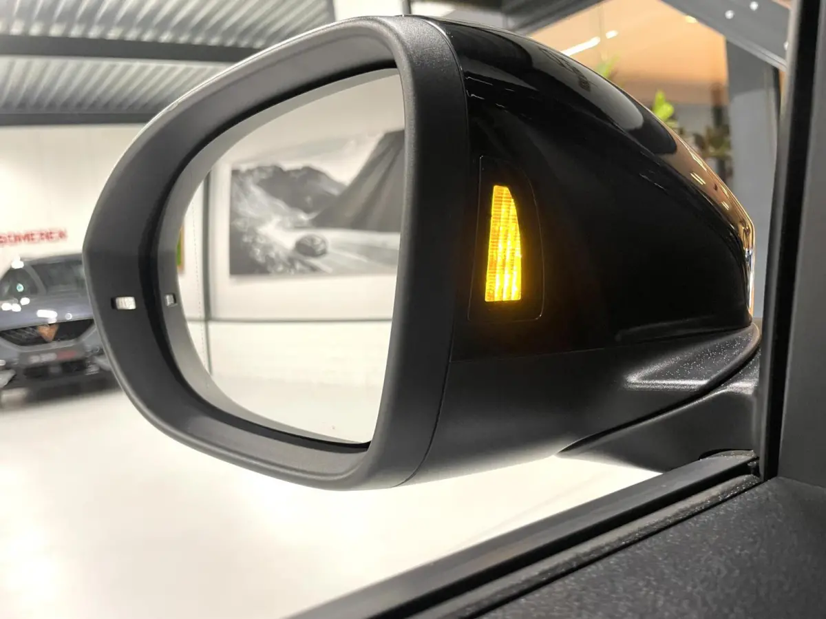 1.5 TSI R-Line Black Style/ Cam/ Pano/ Keyless/ Matrix IQ/ 18''LMV
