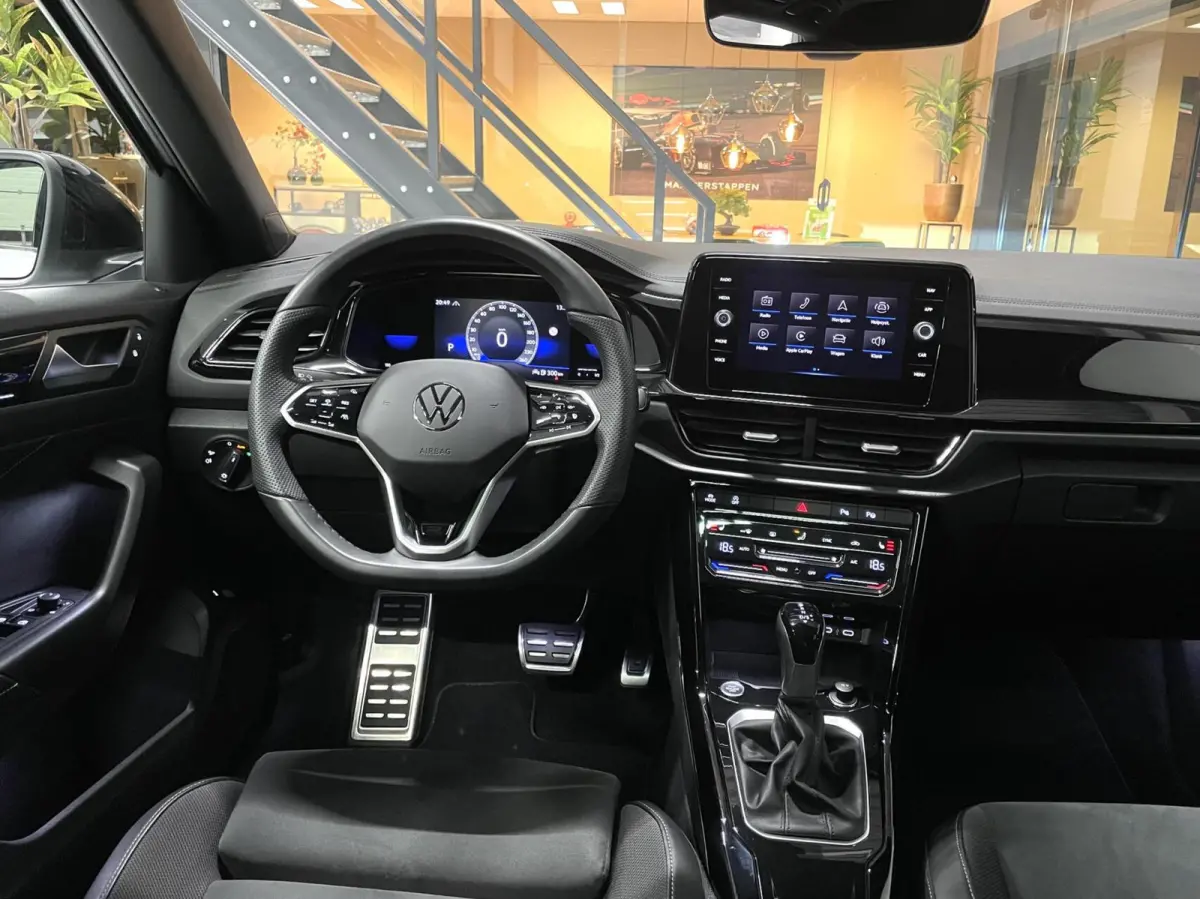 1.5 TSI R-Line Black Style/ Cam/ Pano/ Keyless/ Matrix IQ/ 18''LMV