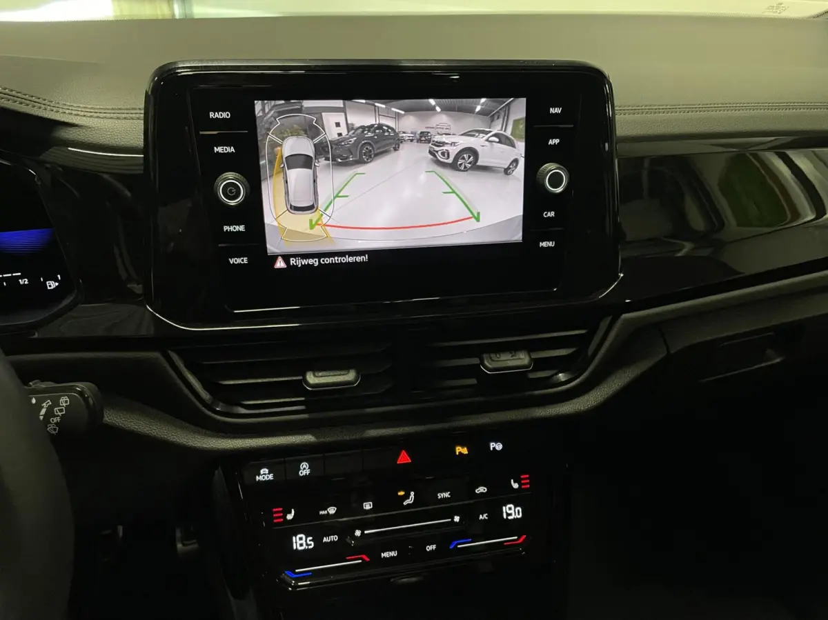 1.5 TSI R-Line Black Style/ Cam/ Pano/ Keyless/ Matrix IQ/ 18''LMV
