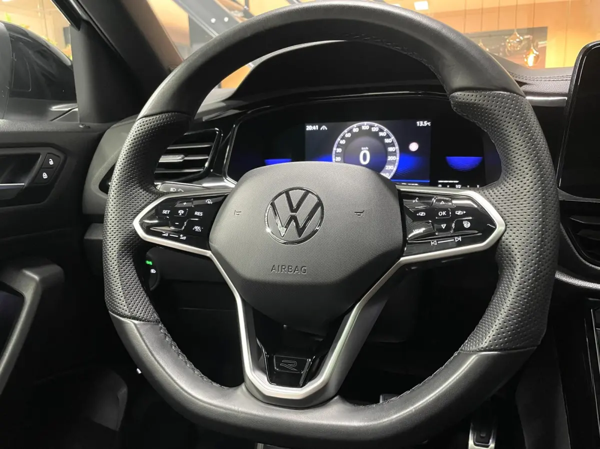 1.5 TSI R-Line Black Style/ Cam/ Pano/ Keyless/ Matrix IQ/ 18''LMV