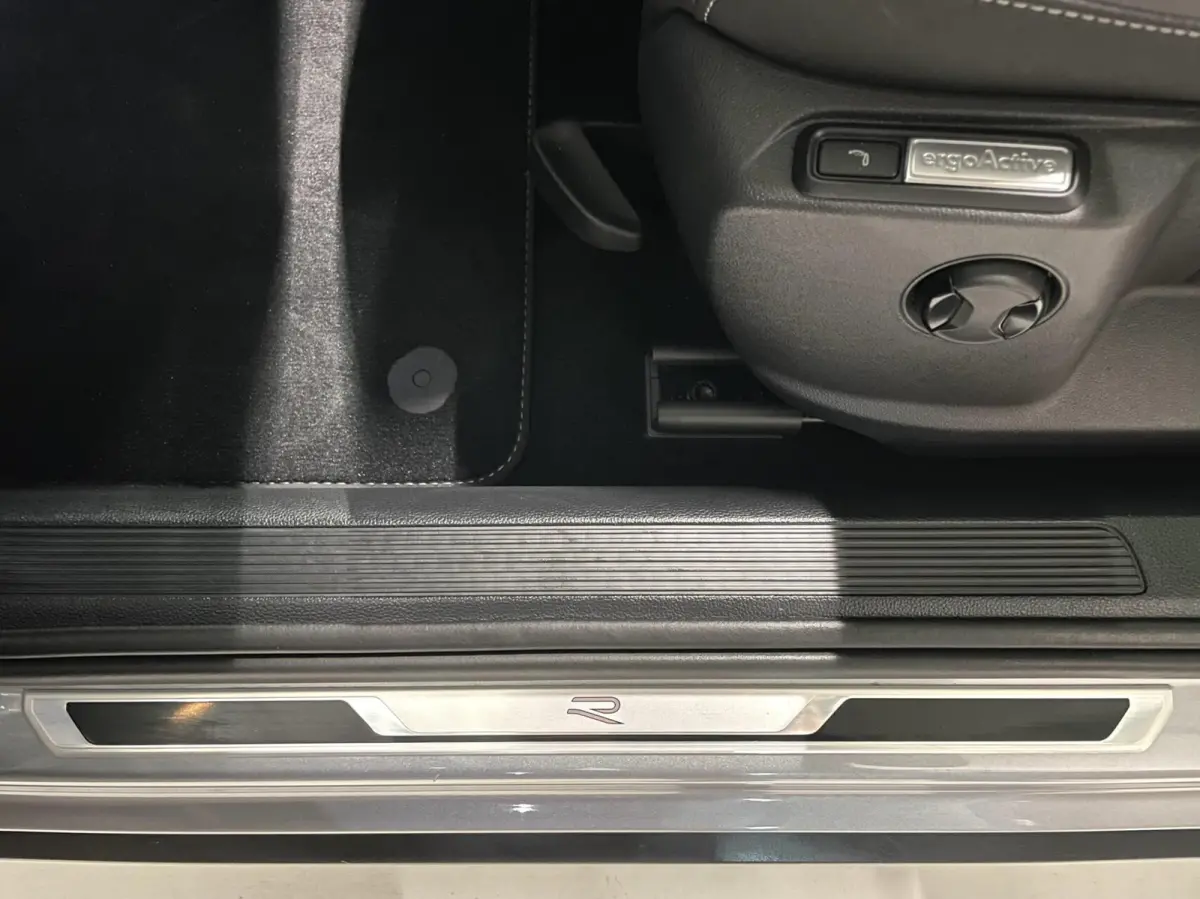 1.5 TSI R-Line Black Style/ Cam/ Pano/ Keyless/ Matrix IQ/ 18''LMV