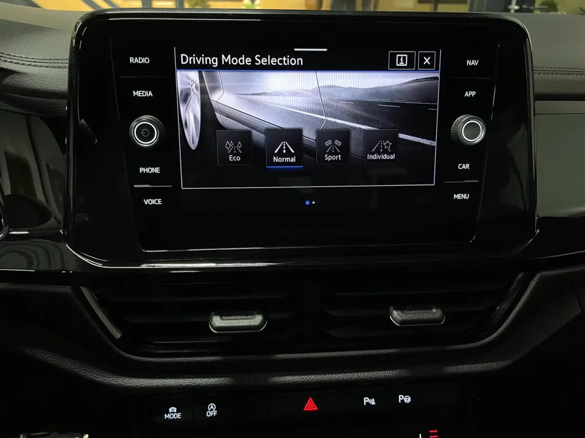 1.5 TSI R-Line Black Style/ Cam/ Pano/ Keyless/ Matrix IQ/ 18''LMV