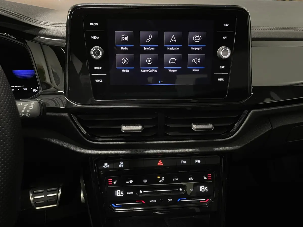 1.5 TSI R-Line Black Style/ Cam/ Pano/ Keyless/ Matrix IQ/ 18''LMV
