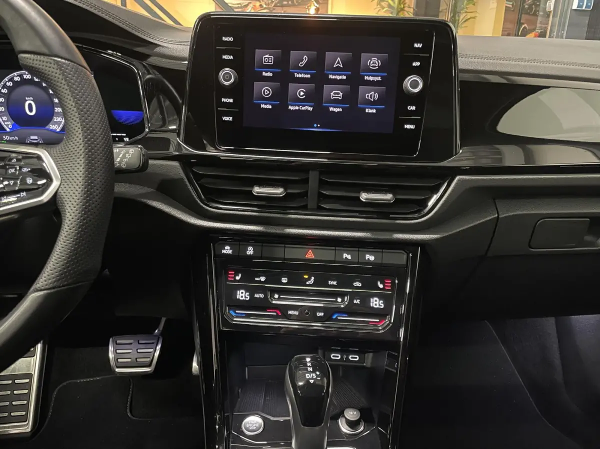 1.5 TSI R-Line Black Style/ Cam/ Pano/ Keyless/ Matrix IQ/ 18''LMV
