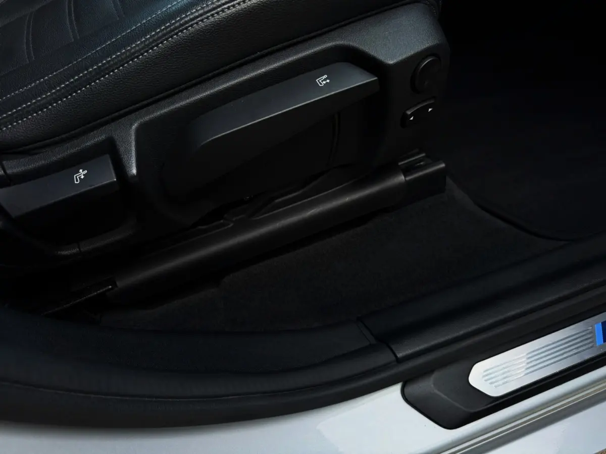 XDrive30i High Executive 252PK|M-Pakket|HUD|Pano|Sportstoelen|Led|AUT|DigitalCockpit|StoelVW|Leder interieur|Face Lift|PDC