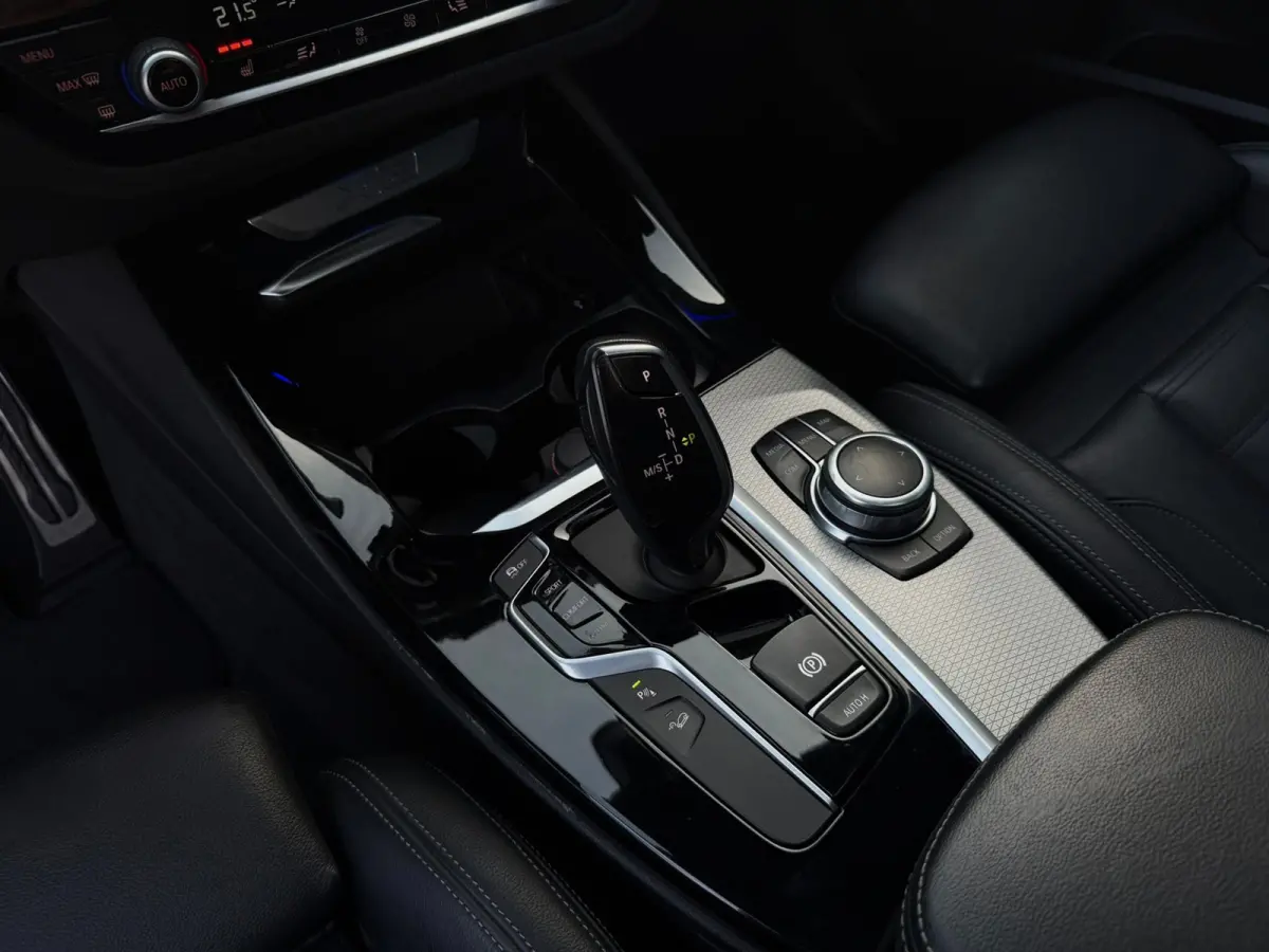 XDrive30i High Executive 252PK|M-Pakket|HUD|Pano|Sportstoelen|Led|AUT|DigitalCockpit|StoelVW|Leder interieur|Face Lift|PDC