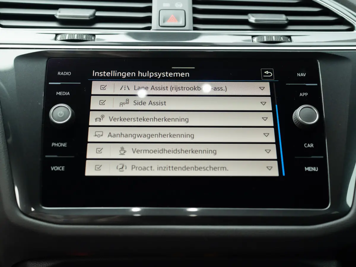 1.5 TSI R-Line Business+ | Trekhaak wegkl. | Head Up | Side Assist | IQ Light | Elk. A-klep | Prijs Rijklaar!!