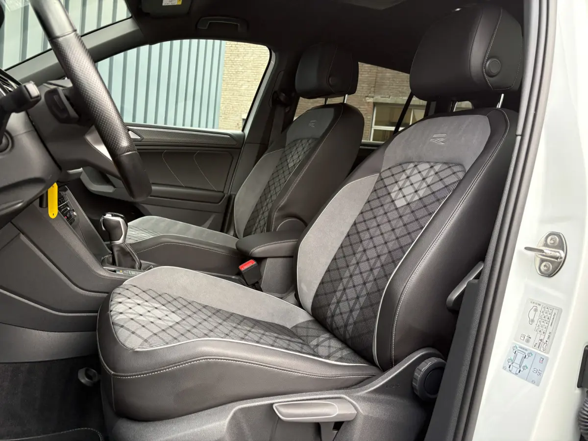 1.5 TSI R-Line Business+ | Trekhaak wegkl. | Head Up | Side Assist | IQ Light | Elk. A-klep | Prijs Rijklaar!!