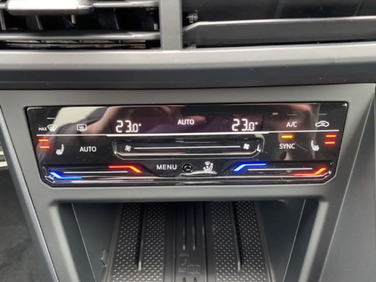 1.0 TSI DSG R-LINE BLACK STYLE PANO-DAK/CAMERA/IQ/STOELVERW/CARPLAY