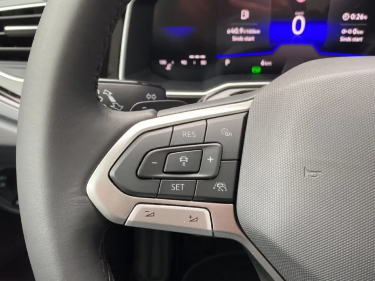 1.0 TSI DSG R-LINE BLACK STYLE PANO-DAK/CAMERA/IQ/STOELVERW/CARPLAY