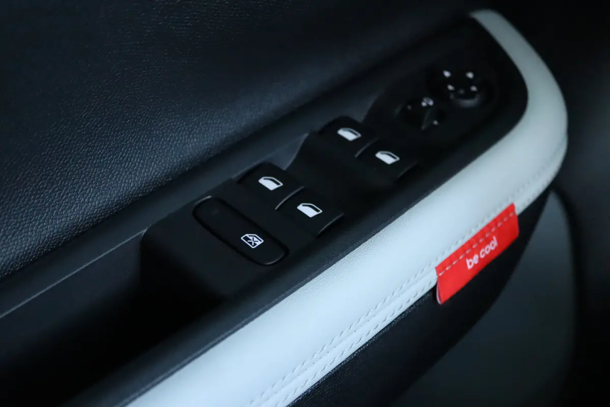 Max 1.2 Hybrid VOORRAAD ACTIE | 8 JAAR GARANTIE | Cruise Control | Camera | Navi | Climate | LMV | LED | Comfortstoelen | Carplay