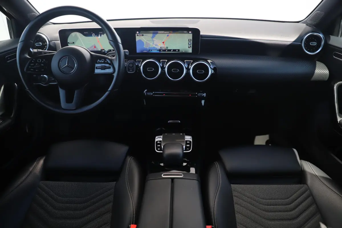 180 d Business Solution Limited Automaat Half Leder Widescreen Navigatie Achteruitrijcamera Full LED Rijstrooksensor