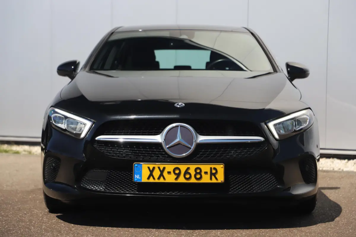 180 d Business Solution Limited Automaat Half Leder Widescreen Navigatie Achteruitrijcamera Full LED Rijstrooksensor