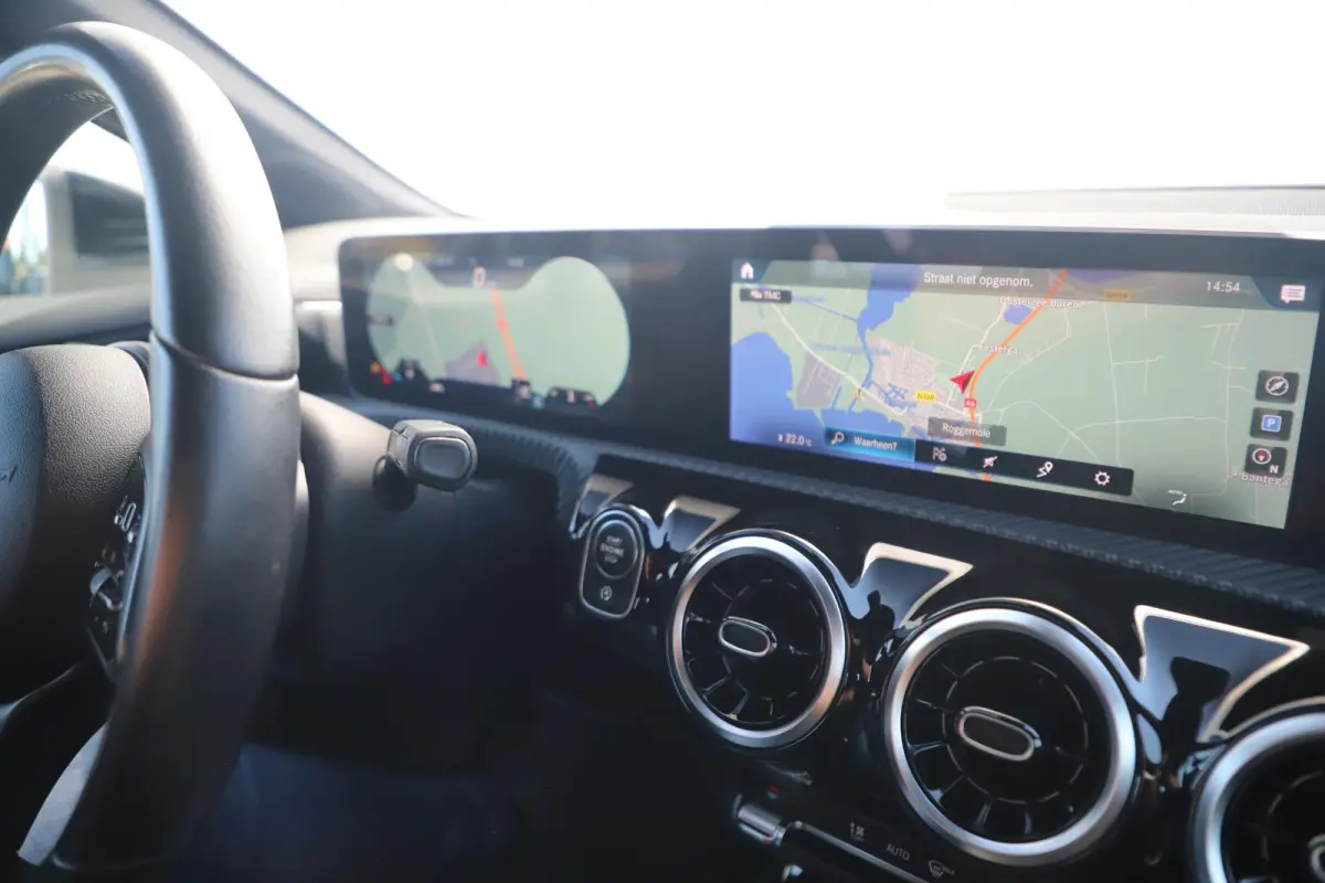 180 d Business Solution Limited Automaat Half Leder Widescreen Navigatie Achteruitrijcamera Full LED Rijstrooksensor