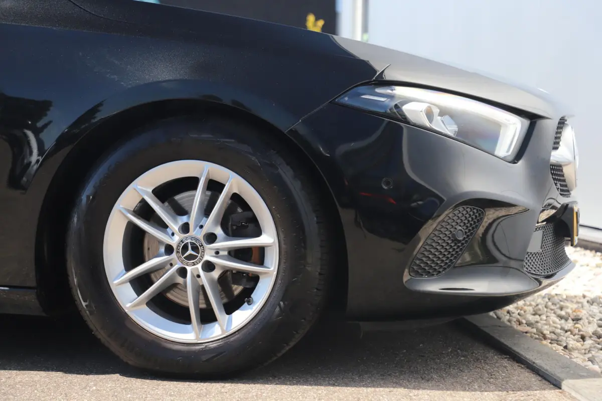 180 d Business Solution Limited Automaat Half Leder Widescreen Navigatie Achteruitrijcamera Full LED Rijstrooksensor