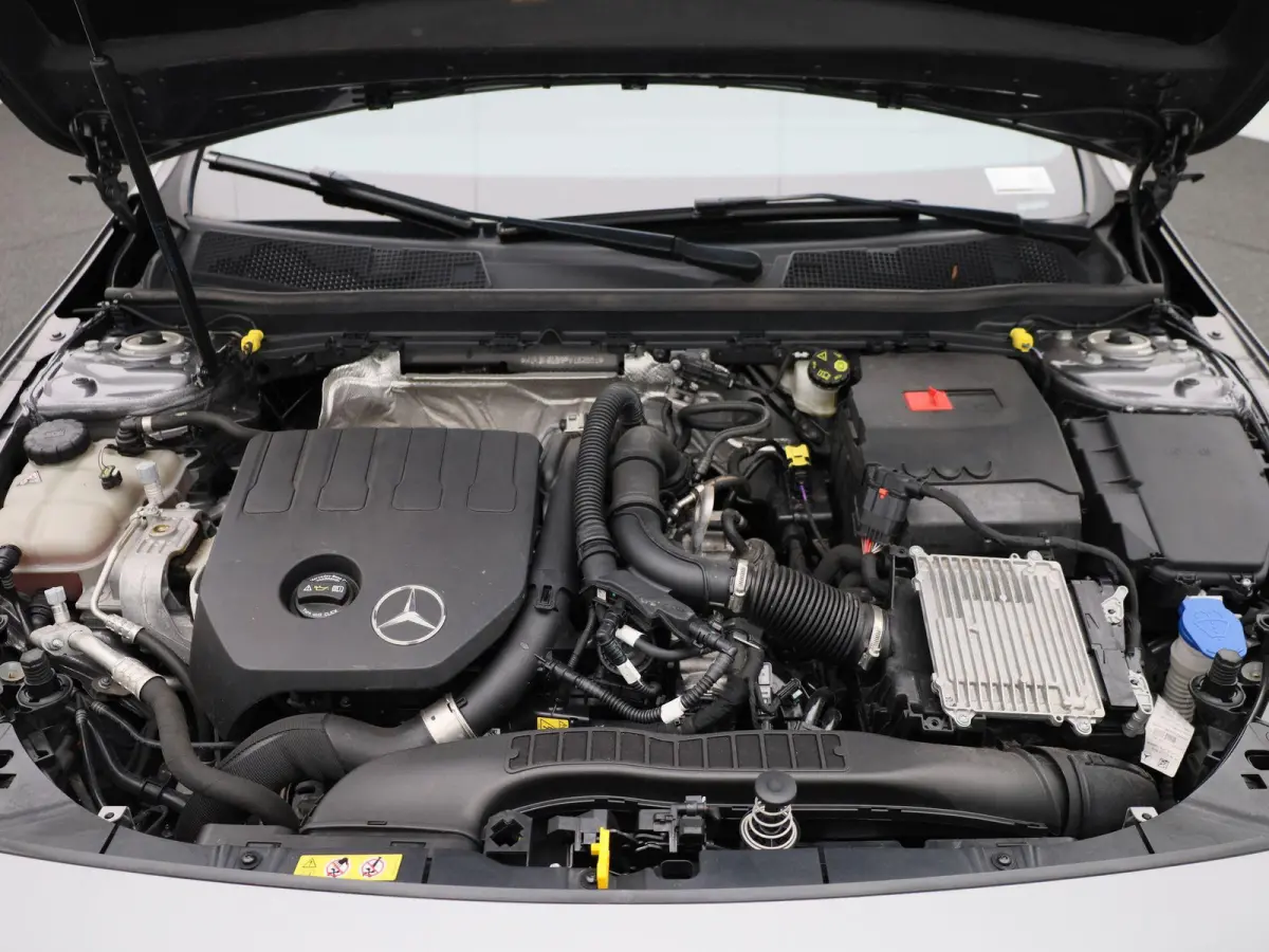 180 Business Line | Automaat | Panoramadak | Apple CarPlay / Android Auto | Leder | DAB | Navigatie | Bluetooth | Camera | Stoel verwarming | Cruise Control | Lichtmetalen Velgen |