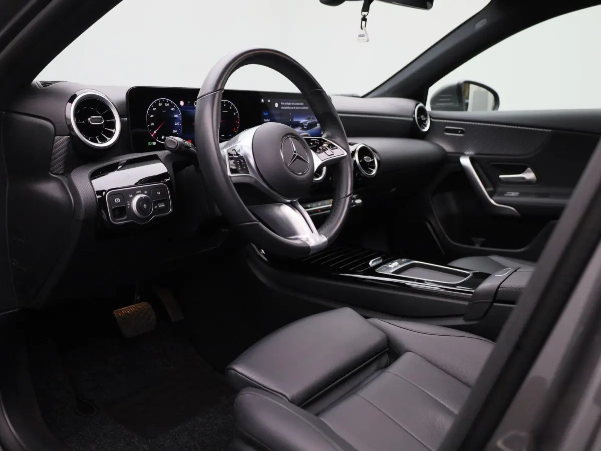 180 Business Line | Automaat | Panoramadak | Apple CarPlay / Android Auto | Leder | DAB | Navigatie | Bluetooth | Camera | Stoel verwarming | Cruise Control | Lichtmetalen Velgen |