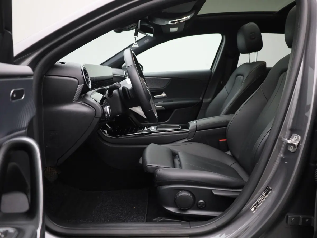 180 Business Line | Automaat | Panoramadak | Apple CarPlay / Android Auto | Leder | DAB | Navigatie | Bluetooth | Camera | Stoel verwarming | Cruise Control | Lichtmetalen Velgen |