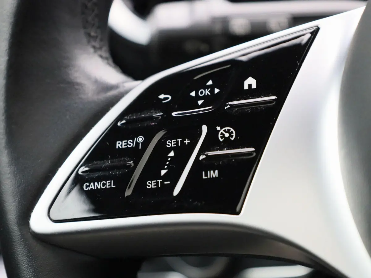 180 Business Line | Automaat | Panoramadak | Apple CarPlay / Android Auto | Leder | DAB | Navigatie | Bluetooth | Camera | Stoel verwarming | Cruise Control | Lichtmetalen Velgen |