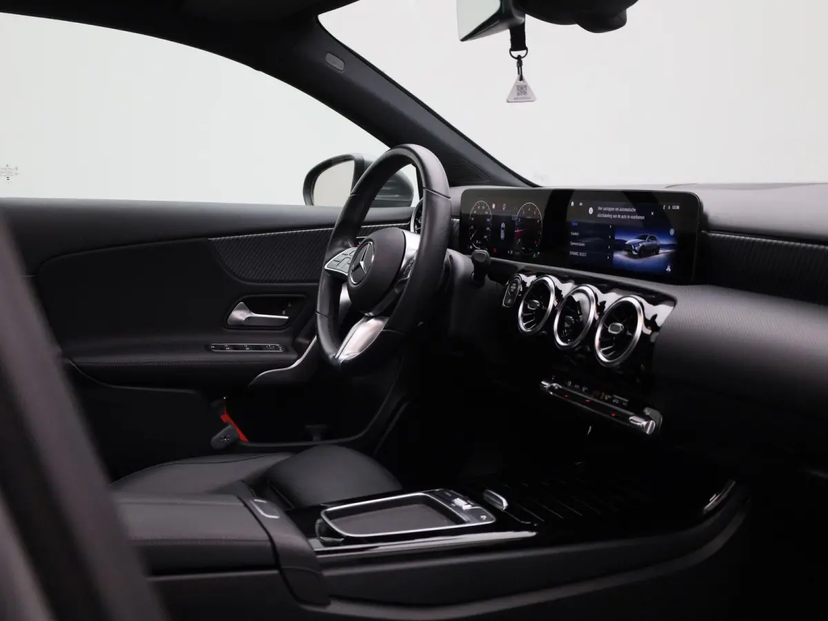 180 Business Line | Automaat | Panoramadak | Apple CarPlay / Android Auto | Leder | DAB | Navigatie | Bluetooth | Camera | Stoel verwarming | Cruise Control | Lichtmetalen Velgen |