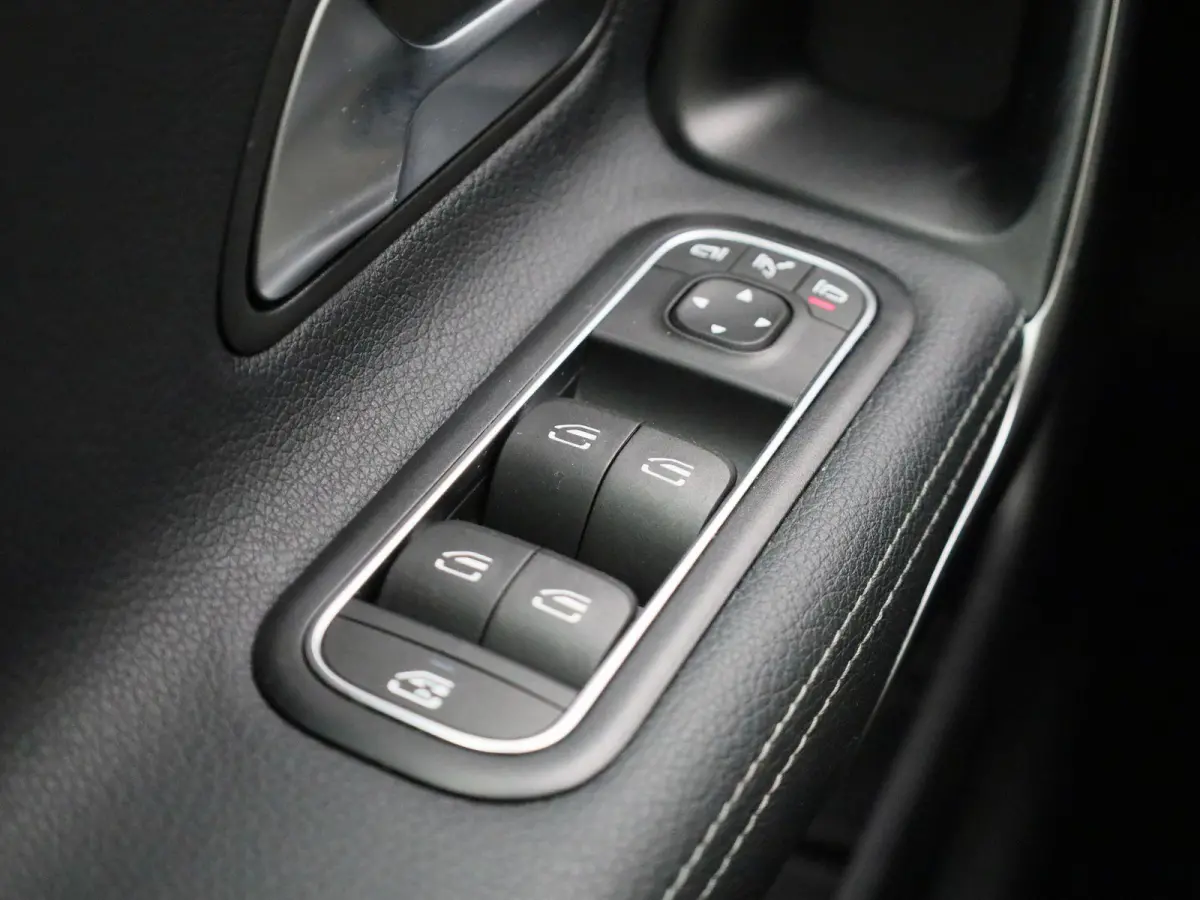 180 Business Line | Automaat | Panoramadak | Apple CarPlay / Android Auto | Leder | DAB | Navigatie | Bluetooth | Camera | Stoel verwarming | Cruise Control | Lichtmetalen Velgen |