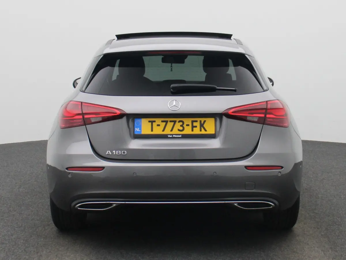 180 Business Line | Automaat | Panoramadak | Apple CarPlay / Android Auto | Leder | DAB | Navigatie | Bluetooth | Camera | Stoel verwarming | Cruise Control | Lichtmetalen Velgen |
