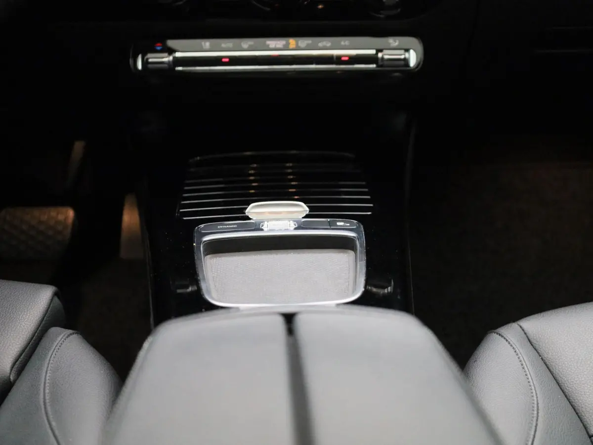 180 Business Line | Automaat | Panoramadak | Apple CarPlay / Android Auto | Leder | DAB | Navigatie | Bluetooth | Camera | Stoel verwarming | Cruise Control | Lichtmetalen Velgen |