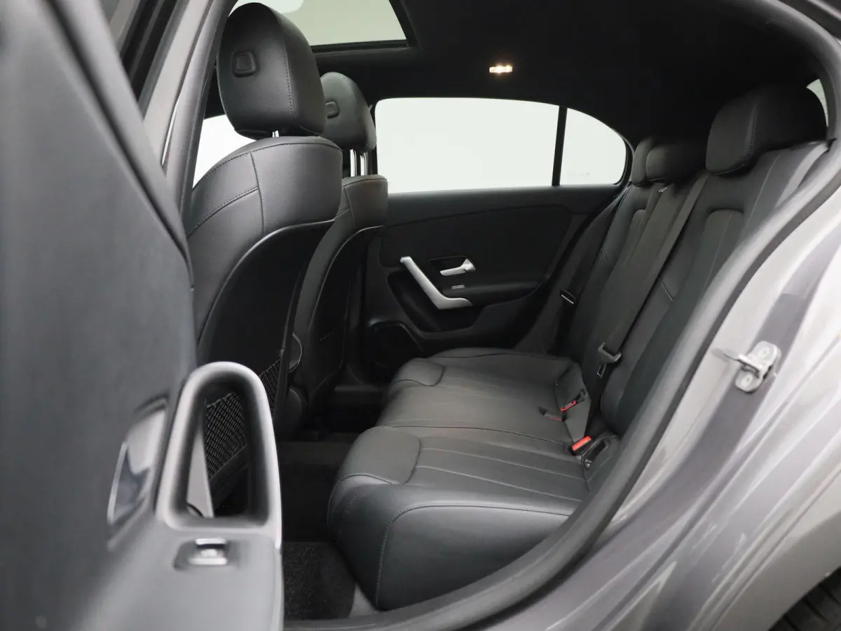 180 Business Line | Automaat | Panoramadak | Apple CarPlay / Android Auto | Leder | DAB | Navigatie | Bluetooth | Camera | Stoel verwarming | Cruise Control | Lichtmetalen Velgen |