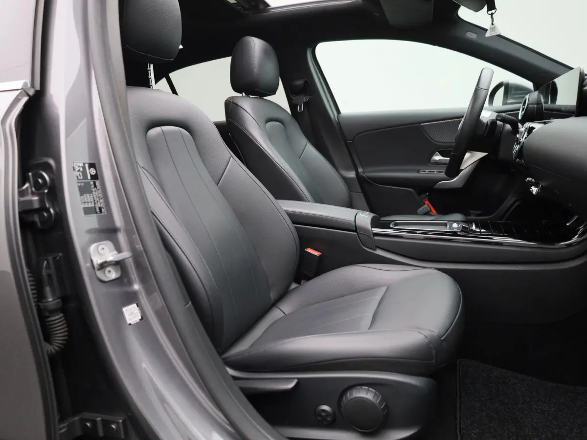 180 Business Line | Automaat | Panoramadak | Apple CarPlay / Android Auto | Leder | DAB | Navigatie | Bluetooth | Camera | Stoel verwarming | Cruise Control | Lichtmetalen Velgen |