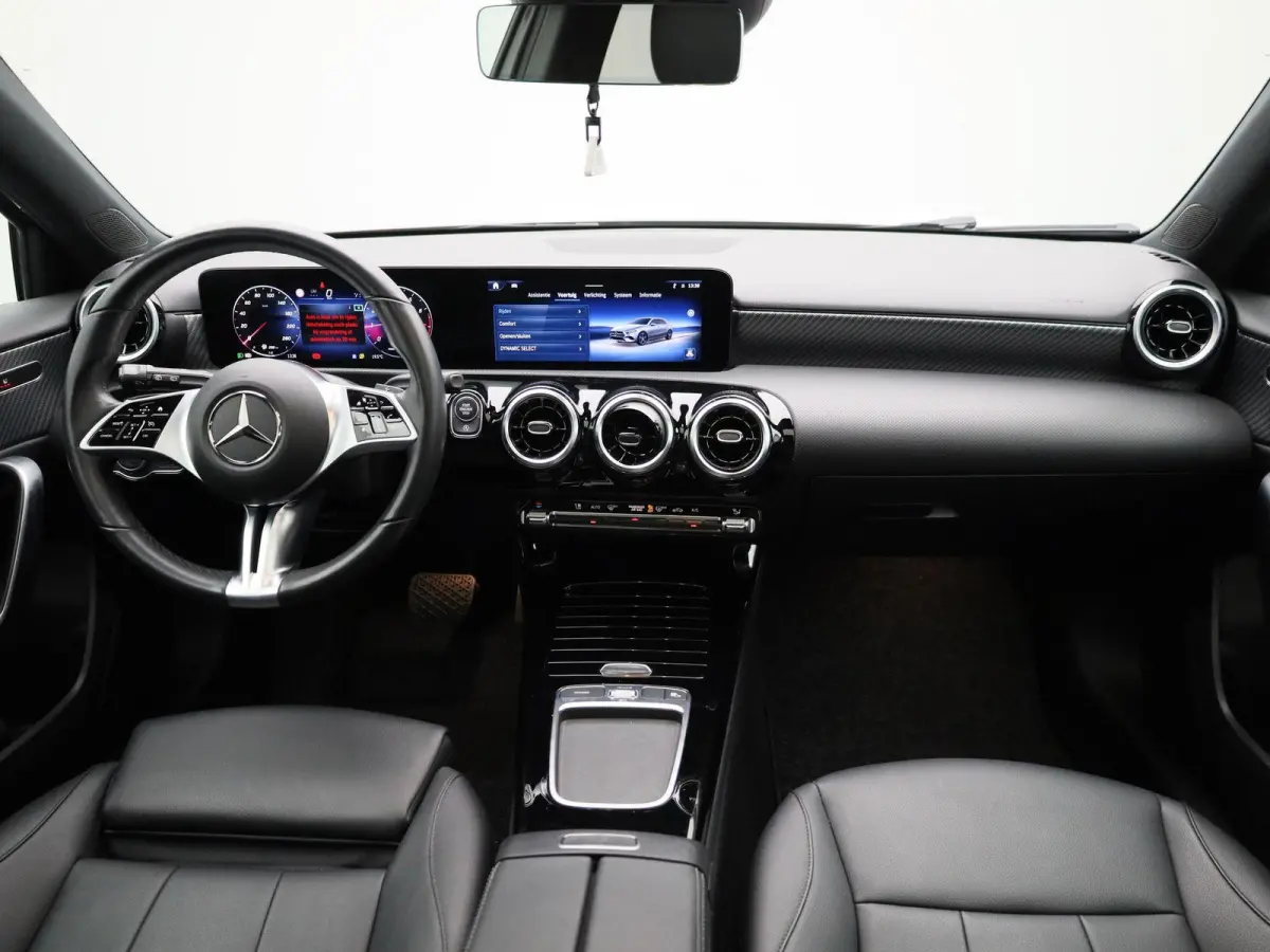 180 Business Line | Automaat | Panoramadak | Apple CarPlay / Android Auto | Leder | DAB | Navigatie | Bluetooth | Camera | Stoel verwarming | Cruise Control | Lichtmetalen Velgen |